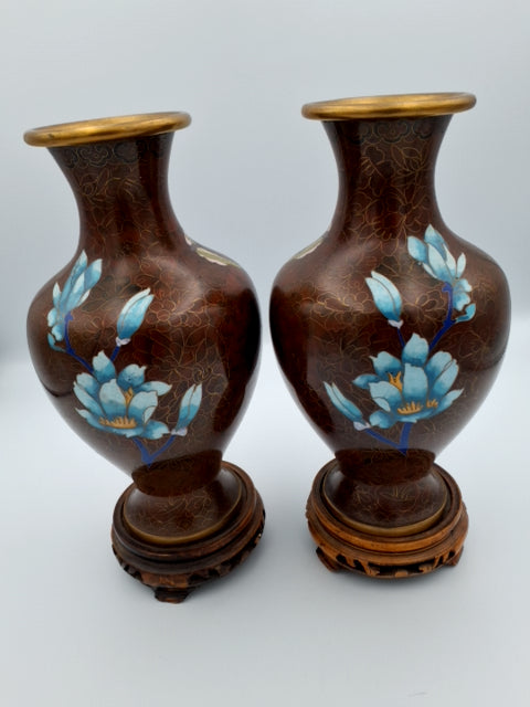 Cloisonne vaser på træ-stande